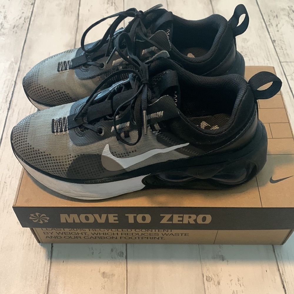 Nike Air Max 2022 (GS) SZ 4Y